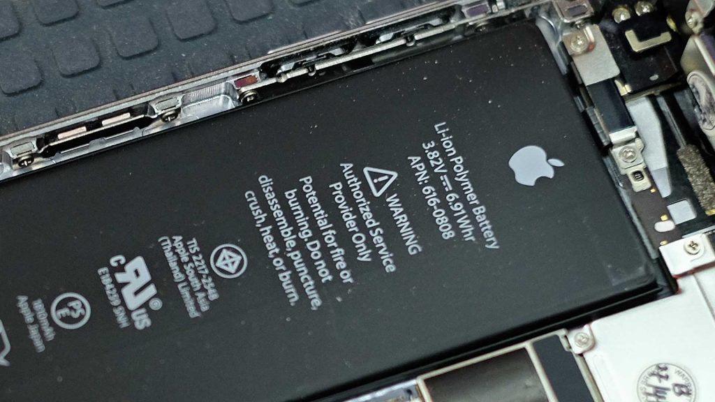 آیا تعویض باتری آیفون افت قیمت دارد؟ 3 هزینه تعمیرات آیفون در اپل استور چقدر است؟ آیا تعویض باتری آیفون افت قیمت دارد؟