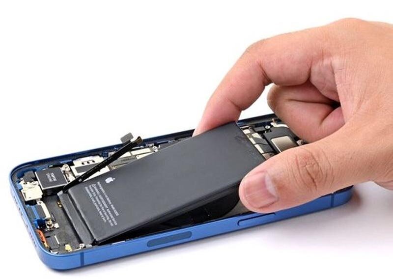 معایب تعویض باتری آیفون و مرور نکات مهم 2 تعویض باتری آیفون ؛ مزایا و معایب آن | معایب تعویض باتری آیفون و مرور نکات مهم