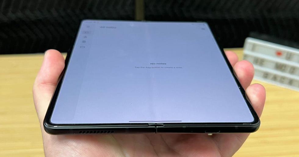 اپل شیشه فوقنازک برای صفحه نمایش آیفون تاشو را آزمایش میکند 2 اپل در حال آزمایش شیشه فوقنازک برای صفحه نمایش آیفون تاشو